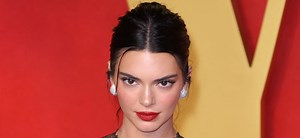 Kendall Jenner Goes Topless While Her Flaunting 24-Inch Waist