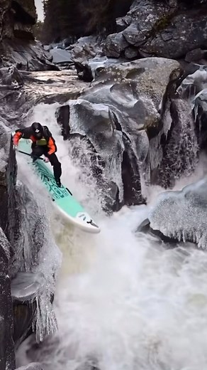 1.6K views · 25 reactions | @frothysup embracing the harsh Scottish weather with a big old backbrace! 略  @silviudascalu #supworldmag #whitewatersup #whitewater #scotland #standuppaddle #winter #snow | SUP World Magazine | Facebook
