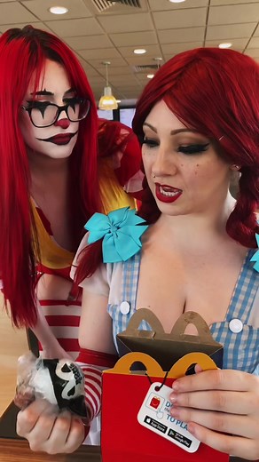 NEVER TRUST A CLOWN. 😤💢🤡 @scubasteph #FFCU #McDonalds #Wendys #Cosplay