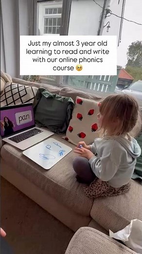My almost 3 year old learning to read and write with our online phonics course 🙌🏼