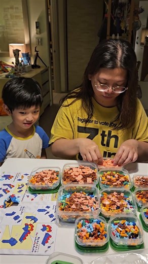 媽媽手工為弟弟的玩具進行『家庭代工』｜咚5y3m10d