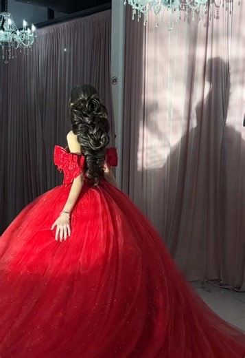 Este hermoso vestido está disponible en todos colores 😍 Makeup | Hair: @_.beautybyari @EdithMglam Model: @𝒜𝓎𝓁𝒾𝓃 @Quinceañera Magazine #quinceañera #futurequinceañeras #redquincedress #bowdress #fyp
