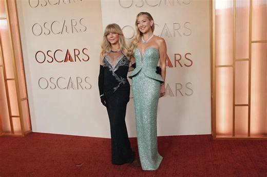 Fans Have No Words for Goldie Hawn’s Incredible Oscars Red Carpet Look