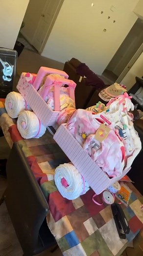 Looking for the perfect gift for a baby shower?? This Jeep diaper cake with a trailer is sure to be a big hit 🥰 #jeepdiapercakes #jeepdiapercakewithtrailer #babypridediapercakes #diapercake #babyshower #ideas #babyshowerideas #viral #fyp #foryoupage #fyppppppppppppppppppppppp #viraltiktok #trendingsound #pink #baby