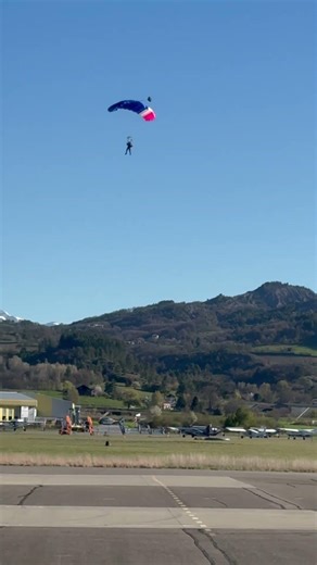 #skydiver #parachutejump #skydive #landing #airport #adrenaline #aviation #aviationlovers #flying
