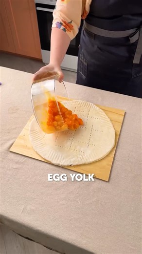 5 Minute Recipes on Instagram: "The strangest bread method you’ll ever see 🥖🤯 #recipes #bakingideas #foodhacks"