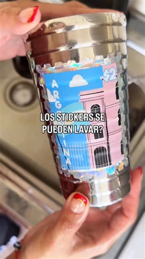 Tus nuevos stickers favoritos ✨ | Tengo pegado ese sticker en mi vaso de café hace meses, lo lavo a mano, lo pongo en el lavavajillas y ahí esa, hermoso! Pedido apenas un... | Instagram