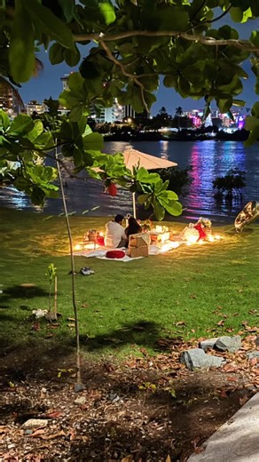 🎁 Regala momentos que se sientan y se recuerden por siempre. Hay regalos que se abren… y otros que se viven. Nuestro picnic bajo las estrellas, frente al agua y rodeado de luz, se convierte en un recuerdo que perdura para siempre. ✨🌙💛 En Oasis Picnic creamos experiencias únicas para parejas, cumpleaños, propuestas, despedidas y cualquier ocasión especial que merece vivirse a lo grande. ¿Lista para regalar magia? Reserva tu experiencia hoy. 💫 👉 Envíame DM #OasisPicnicPR #PicnicExperience #Re