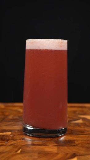 Ultra-Fresh Mixed Fruit Punch 🍇🥝✨ This vibrant, fruit-forward mocktail is the ultimate refresher. Whether you’re cooling down after a walk through Central Park or serving a social-media-worthy sip at brunch, this drink delivers pure freshness in every glass. Ingredients Green kiwi, peeled and halved Fresh blueberries Red grapes Green grapes Crushed ice Sparkling water (or club soda) Preparation & Assembly Muddle the kiwi & blueberries: In a shaker or glass, add the kiwi and a handful of bluebe