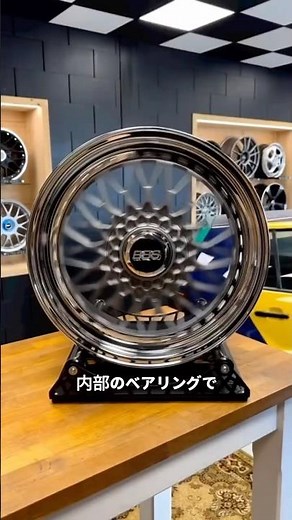 タイヤは回るのに…ロゴだけ止まる“謎の物理