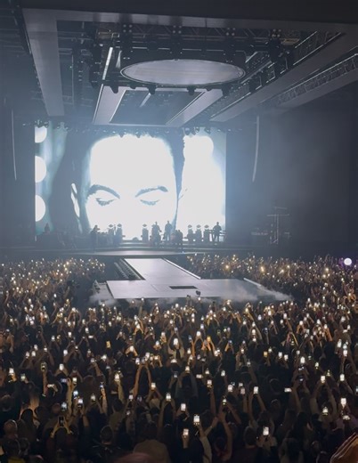 Emre Özpeynirci on Instagram: "“Çok güzel bir çocuk, sesi de çok güzel…” Tarkan’ı daha ünlü olmadan ilk kez rahmetli ananemden duymuştum. 1980’lerin sonu, Çınarcık’ta Çınaraltı isimli çay bahçesinde sahne alıyordu. Ananem, “Çok güzel bir çocuk, sesi de çok güzel. Şahane Türk sanat müziği söylüyor” dediğinde, 15–16 yaşlarında bir ergen olarak pek ciddiye almamış, uzaktan izlemekle yetinmiştim. Kısa süre sonra “Kıl Oldum Abi” şarkısıyla televizyonlara çıkınca ananem, “Bak işte bu o çocuk” diyerek