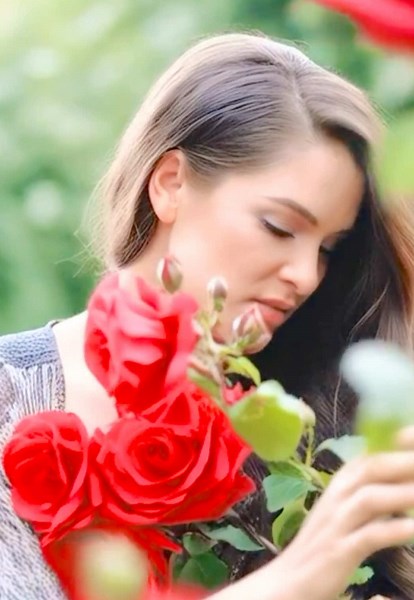 🌹 „Една българска роза“ – песен, която носи аромат на спомени, корени и сърце. С огромна чест и обич към родината ви представям моето изпълнение на тази безсмъртна българска класика – част от албума „Родината“. Нека музиката ни свързва с душата на България, където и да се намираме. 🇧🇬🎶 #ЕднаБългарскаРоза #ВесиБонева #Родината #БългарскаМузика #Наследство #ГласътНаБългария #ТрадицияИСърце #BulgarianRose #BulgarianSinger #proudtobebulgarian