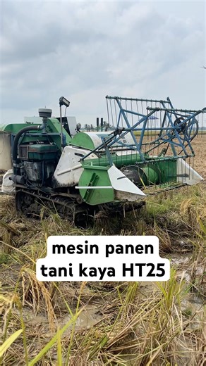 Panen padi menggunakan mesin combine mini #panenpadi #mesinpanenpadi #combineharvester #combiner