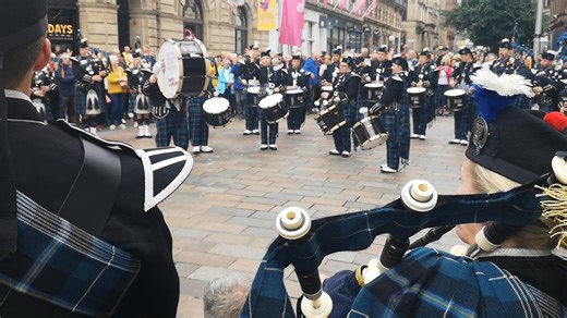 The Edinburgh Tattoo Pipes and Drums under the direction of PM Alisdair McLaren | We Love Pipe Bands