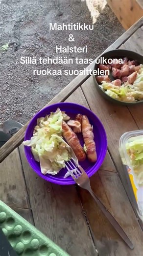 Keijo ulkona tekemässä ruokaa mahti tikulla