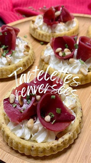 Caro En Cuisine on Instagram: "Tartes renversées chèvre canard ! 👩🏼‍🍳 . 2 oeufs 160 g de lait 100 g de farine 2 cs de moutarde à l’ancienne 1 cs de levure chimique -> 20 minutes à 180°C 200 g de chèvre frais 36 tranches de magret séchées Pignons de pin Ciboulette . #magret #magretdecanard #tartesrenversées #recetteentrée #recettefacile"