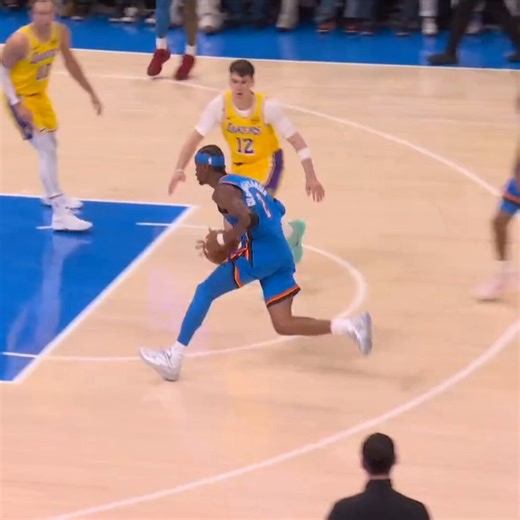 Jaxson Hayes called for a foul on SGA for aggressively looking at him lmao. JJ Redick COULDN'T BELIEVE it 😂🤣
