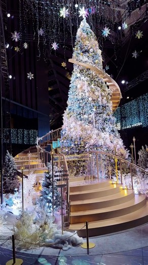 A Christmas Glow at Shinjuku Sumitomo Building #Shinjuku #SumitomoBuilding #TokyoChristmas #ChristmasInJapan #ShinjukuLights | Adventure ni kap