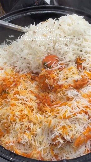 Annie • Recipe Developer on Instagram: "KARACHI STYLE DEGHI BIRYANI 🤤🤤🤤🤤 Biryani ho tho aise ho 👇👇👇👇👇👇👇👇 Biryani ingredients : Chicken 1 kg Basmati rice 3 cups or 1 kg washed and soaked 4-5 potatoes 3 tbsp imli pulp 4 sliced tomato 1 tbsp ginger garlic paste 1 tsp green chilli paste 1 cup greek yogurt with 1 tsp orange food color mixed Shan biryani masala ( use any biryani masala) 1/2 tsp salt 1 cup oil 4-5 green chillies 1 cup fried onion handful of chopped Cilantro In a pan add tom
