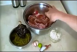 Espinazo de cerdo en mole de masa En estos tiempos todavía se preparan en casa moles sencillos con masa de maiz. Hoy traemos una receta de la abuela. (y de muchas otras abuelas!!) #Espinazo #Cerdo #Mole #Masa Ingredientes 3 trozos de espinazo de cerdo 1 trozo de pierna de cerdo 100 g de masa 1 chile ancho 1 tomate verde (de hoja) 1 ajo 125 g nopales cocidos a/g sal de mar agua | Recetas de LuzMa
