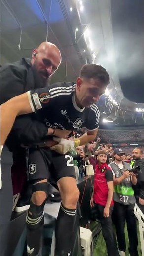 Emi Martinez IN THE CROWD 🚨 #UEL