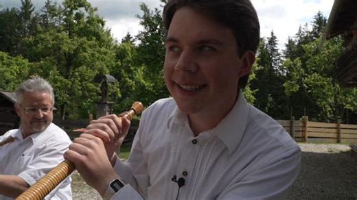 Selbstversuch: Kann Reporter Maxi in einer Stunde Alphorn lernen?