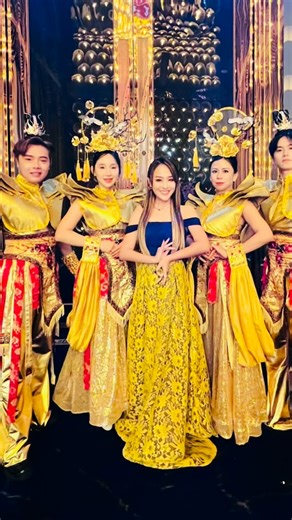 Angeline阿妮 （妮妮） on Instagram: "妮宝们，早上好🌹 这晚应该是大马最暖以及最早的团圆夜，阿妮带着祝福为大家唱完这几首歌，此刻最想和在座的每一位说，感谢金氏这份‘顶流传奇’的温暖陪伴，它不仅是新年礼单上的心意，更是大马人团圆时最踏实的幸福感呀❤️ 💄 化妆造型： @kenttan3486 👗晚装 ： @la.vogue.boutique 👗旗袍 ： @miyako_style 💃 舞蹈： @skydancers_ #angeline阿妮 #金氏集团 #金爺爺 #老行家 #像及一家人欢聚一堂 #最早最暖的团圆饭 #家宴"