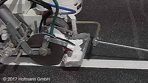 Eine handgeführte selbstfahrende Markierungsmaschine für den kleinen Einsatz bei sehr guten Leistungen: H8-1 - Kaltfarben - Airspray (Niederdruck) - Rollscheiben - Perlpistole - Katar Hand-guided, self-propelled marking machine for small marking jobs but with enormous efficiency: H8-1 - cold paints - airspray (low pressure) - rolling disks - glass bead gun - operating in Qatar | Hofmann GmbH