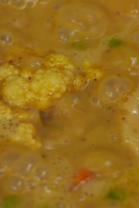 Caril de frango tailandês básico com leite de coco