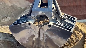 Playing in the sandbox, just using a bigger toy! 💪 Our Clamshell Buckets are manufactured to be robust, increase production rate and minimize downtime. Handle incoming and outgoing material without waste. To learn more please visit: https://batemanmanufacturing.com/en/clamshell/bucket Video credit: Silvi Materials - - - - - - #batemanattachments #port #clamshellbucket #materialhandling #sennebogen #sand #heavyequipmentoperator #heavyequipment #machinery | Bateman Manufacturing