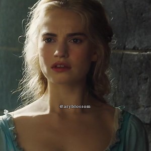 El Príncipe Kit le ordena a la Madrastra de Cenicienta que deje averiguar si alguien más vive en su casa 👑🩵💙 🐝Ary Blossom🐝 🎬La Cenicienta Live Action (2015). #villains #November #principe #cinderella #wicked #bride #ReinoUnido #movies | Aryblossom