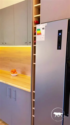 Una casa con concepto abierto, se merece una gran cocina, una de las más grandes que hemos hecho hasta ahora, una de sus característica es su gran espacio de trabajo en la cubiertas. Gran espacio de almacenamiento, aéreos con iluminación led, vinoteca vertical para 16 vinos, y una increíble Isla XL para hasta 6 personas. 🐺 Color 🎨 : Gris Grafito y Madera 🐺 Acabado ✨: Semibrillo 🐺 Dimensiones 📏: Cocina 12 Mt lineales 🐺 Estilo ⭐ : Moderno - Minimalista 🐺 Compartimientos ➗ : 20 y más 🐺 Otro