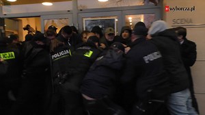 Grupa narodowców blokowała wejście do Teatr Powszechny przed spektaklem "Klątwa". Zobacz mocne sceny: | Gazeta Wyborcza Multimedia