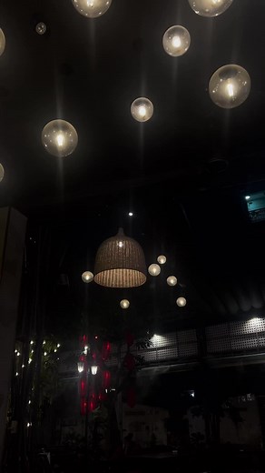 Stunning Light Fixtures in Cozy Restaurant Ambiance