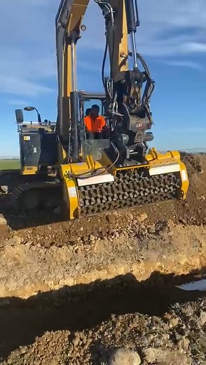 This Gyru-Star #screeningbucket is working on a pipeline installation in New Zealand, removing >40mm oversize from trench arisings. The bucket shown here is a 3-150HDX, which is reinforced with additional HB400 wear resistent steel, making it ideal for screening larger, more abrasive material. This bucket was supplied by our New Zealand dealer, Earthworm Attachments. #gyrustar #truescreening #sieblöffel #excavatorlife #volvoexcavator #tiltrotator #sorteringskopor | Gyru-Star