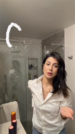 Tuba Gulec, MD on Instagram: "Saçımı neredeyse her gün yıkıyorum, yıkadığım her gün şekilleriyorum. Ve evet , hala sağlıklı uzayabiliyor. Nasıl oluyor? Çünkü saçı şekillendirmekle saçı yıpratmak aynı şey değil bitanem Ben napıyorum günlük rutinde, önce saçın nemini ve esnekliğini koruyorum. sonra şekle geçiyorum. Omega leave-in sprayle ile saç telini yağlandırmadan yumuşatıyorum, uçlara Omega oil ile nemi kilitliyorum. Şekillendirme öncesi ve sonrası Chitosan kullanıyorum, saç telinin üzerinde i