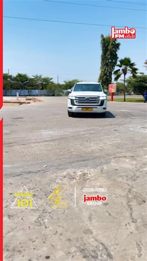 Muhindi wa Kusini, @mbosso_ tayari ametia mguu kwenye ardhi ya maisha fresh kusherehekea miaka minne ya kuihudumia jamii ya kiwanja namba moja cha bata kanda ya ziwa @the_magic_101_ Jiandae kwa Experience ya Live Performance ya zaidi ya masaa mawili hapo kesho @the_magic_101_ Kahama, alongside Hyperman wa bei mbaya @shifta_ na DJ wa Mabii na Mabii @dvjnicky_thebest #jambofmtz #gangamala #ChaguaMaishaFresh | Jambo FM Tanzania