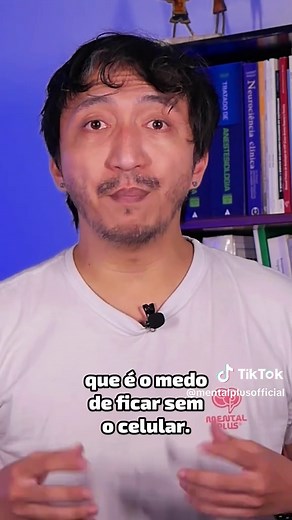 📱 Você sabe o que é nomofobia? É o medo ou ansiedade excessiva de ficar sem o celular, sem internet ou sem acesso às redes sociais. Esse comportamento pode impactar a atenção, o sono, a produtividade e a saúde mental. Ficar conectado o tempo todo também cansa o cérebro. Que tal pausar um pouco hoje? 🧠✨ 💬 Conta pra gente: você já sentiu isso? #vocesabia #nomofobia🚫 #cerebro #usoconsciente #equilibriodigital