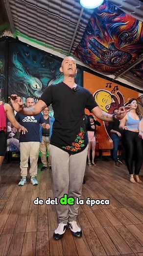 En este tutorial te explico la importancia de la postura y el contexto histórico del baile, comprendiendo cómo evolucionó la técnica en los bailes de salón. La elegancia en la colocación del torso y una buena postura al momento de bailar marcan una diferencia profunda en tu presencia, tu estilo y tu conexión con la música. Dominar estos fundamentos te permitirá bailar con mayor fluidez, precisión y elegancia. #Baile #Salsa #Mambo #ChaChaCha #Bachata #Cumbia #Postura #TecnicaDeBaile #EleganciaEnE