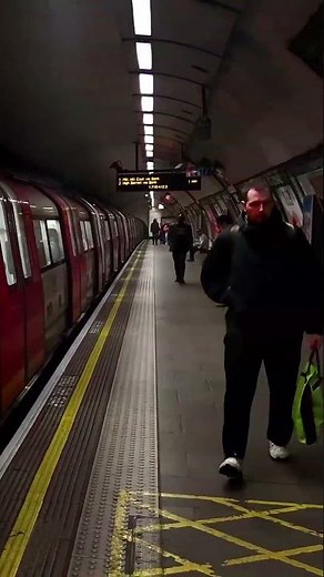 Northern Line 1995 Tube Train departs Oval #trainrealworld reframe