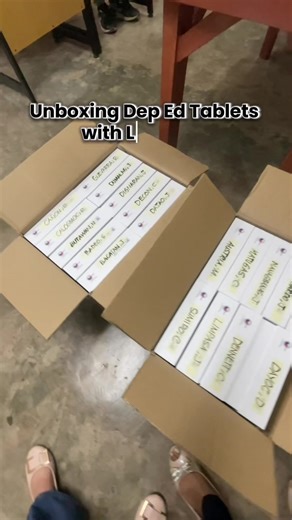 Apoyo a Estudiantes: Unboxing de Tablets de DepEd