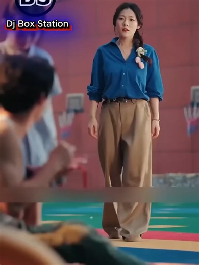 Đến khi cô giáo theo học sinh ra ngoài thì mới biết học sinh của mình mỗi ngày đều nh=ường xuât cơm cho cha.