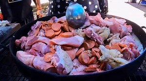 😋 Que ingrediente NO debe estar en una discada y que ingrediente debe tener SI o SI 🦐🥩 El mejor sazón siempre será al calor de las amistades #DISCADA #Chile #Perú #Colombia #suramerica #camping #gastronomia #turismochile #OcampoYuka #Venezuela | Ocampo Yuka Moto Viajero