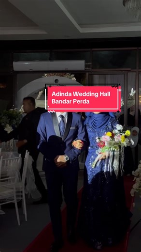 Di tengah gemerlap cahaya, satu yang paling bersinar-cinta mereka ✨ Follow spot mengiringi setiap langkah,seolah dunia pun tahu inilah momen paling indah❤️ #adindaweddinghall #adindaweddinghallkebunsireh #weddinghallpenang #kebunsireh #everyone