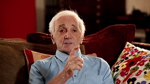 "Quand elle dansait la valse, ça devait être à l'envers. Et je savais le faire !" Filmé en août 2018, Charles Aznavour raconte son amité avec Edith Piaf et Charles Trenet. Un moment unique de sincérité à retrouver en exclusivité dans le coffret 3CD 1DVD "3 légendes". Commander : https://lnk.to/3legendes | Charles Aznavour