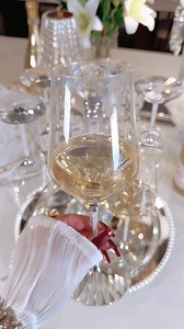 Made with a sophisticated luxurious style, this crystal wine glass cups & carousel holder set offers a glamorous and elegant aesthetic to any spaces. Made from high-quality hand-polished and meticulously glass, this piece of art is perfect for your luxurious & glamorous fine dining experience. | Anaïs Candle