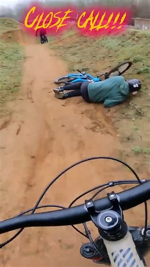 When you almost run your mate over..... #mtb #mtbuk #twistedoaks #crash #dirtjump ‪@Joeysworld1‬