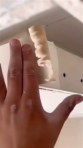 Installation of a ceiling and its assembly process