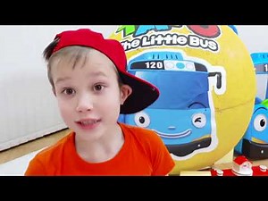 Katy and Max play with toys in Giant Eggs and Surprise boll