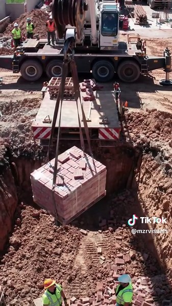 Crane Drops Bricks Out of Nowhere – Total Chaos! #cranefail #constructionfail #brickdrop #equipmentfai #onsiteaccident #failvideo #caughtoncamera #fyp #viral #workhazard